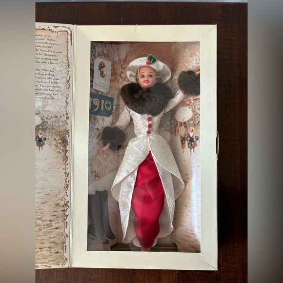 Victorian Christmas Holiday Barbie,  Hallmark Memories Barbie, Mattel 1995 - Picture 2 of 7